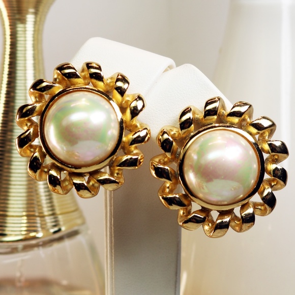 Christian Dior Pearl & Gold Clip-on Earrings ~ 22K Gold Iridescent Pearl EUC - Picture 14 of 16